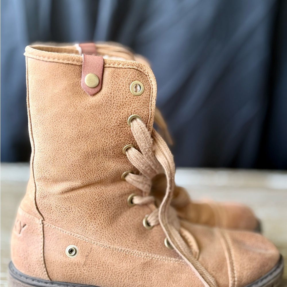 Roxy Tan Bruna faux fur lined lace up boots.